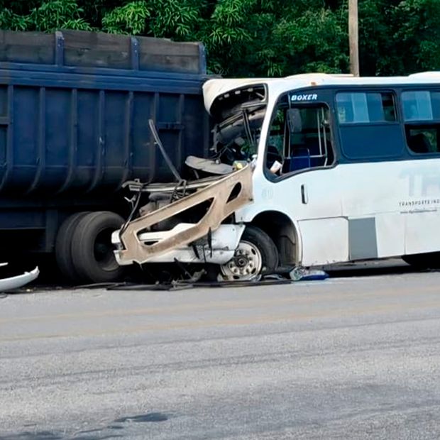 Choque entre Autobús y Tractocamión en la Carretera Tampico-Valles Deja 10 Lesionados